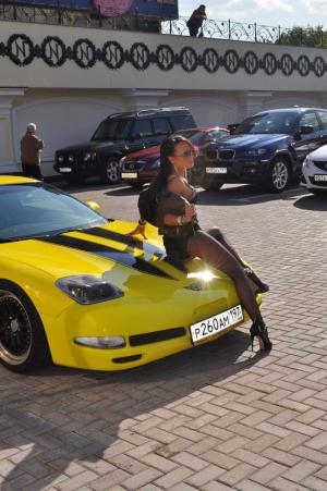 Милая леди и Chevrolet Corvette