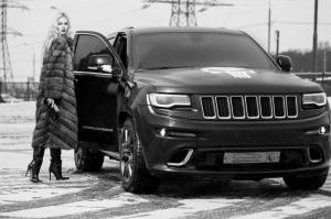 Очаровательная девушка и шикарные авто