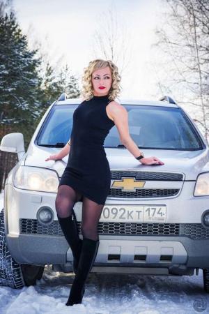Обворожительная блондинка и ее Chevrolet Captiva
