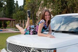Милая брюнетка расположилась на Range Rover