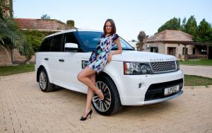 Милая брюнетка расположилась на Range Rover