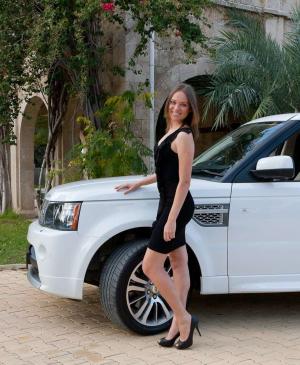 Милая брюнетка расположилась на Range Rover