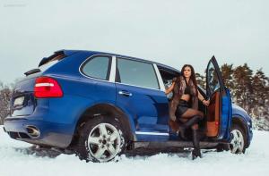 Зажигательная девушки и Porsche