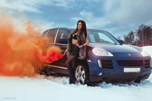 Зажигательная девушки и Porsche