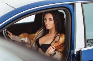 Зажигательная девушки и Porsche