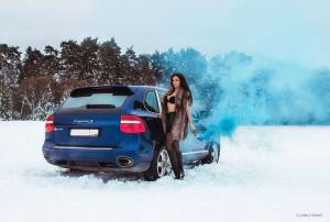 Зажигательная девушки и Porsche