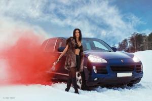 Зажигательная девушки и Porsche