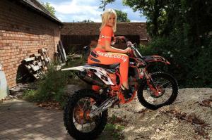 Девушки паддока Maxxis