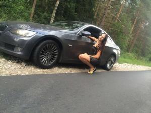 Красивая девушка и ее любимые автомобили
