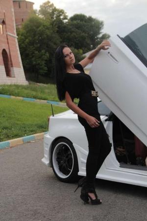 Красивая девушка и ее любимые автомобили