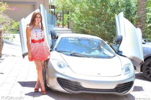 Очаровательная малышка рядом с McLaren