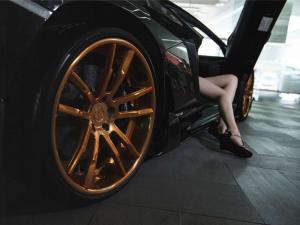 Милая девушка с Lamborghini