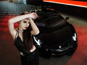 Милая девушка с Lamborghini