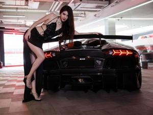 Милая девушка с Lamborghini