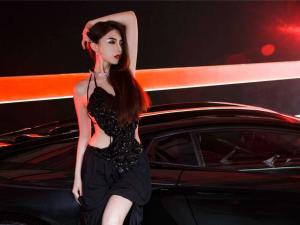 Милая девушка с Lamborghini