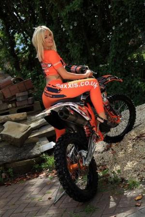 Девушки паддока Maxxis
