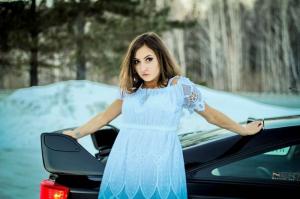Очаровательная девушка в зимний период
