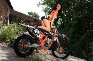 Девушки паддока Maxxis