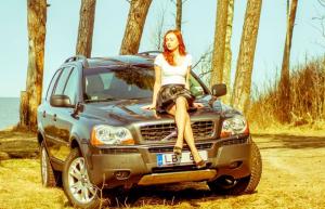 Рыжая красотка и любимый автомобиль