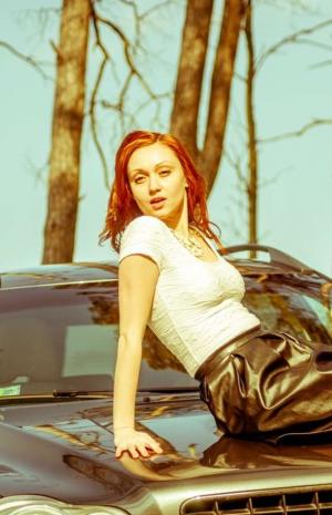 Рыжая красотка и любимый автомобиль