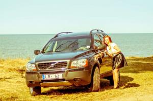 Рыжая красотка и любимый автомобиль