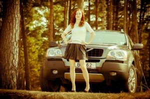 Рыжая красотка и любимый автомобиль