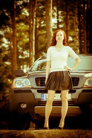 Рыжая красотка и любимый автомобиль