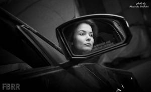 Девушки провели вечер в гараже за ремонтом авто