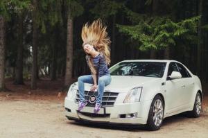 Милая девушка и ее Cadillac