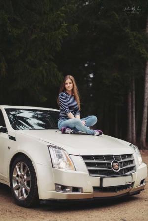 Милая девушка и ее Cadillac