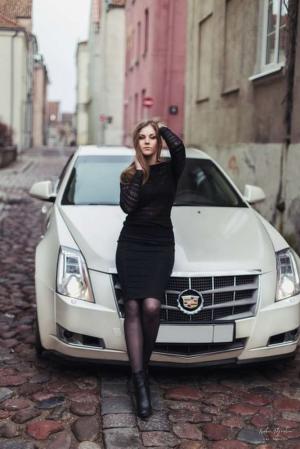 Милая девушка и ее Cadillac