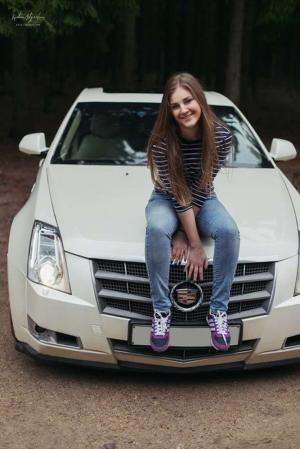 Милая девушка и ее Cadillac