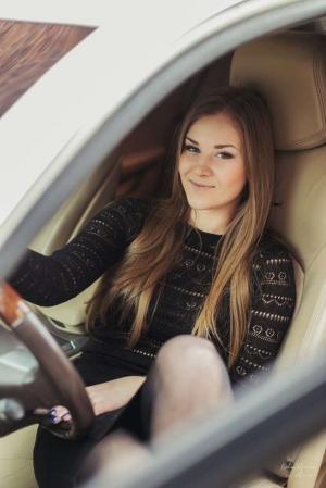 Милая девушка и ее Cadillac