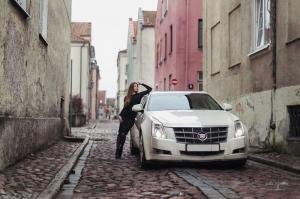Милая девушка и ее Cadillac