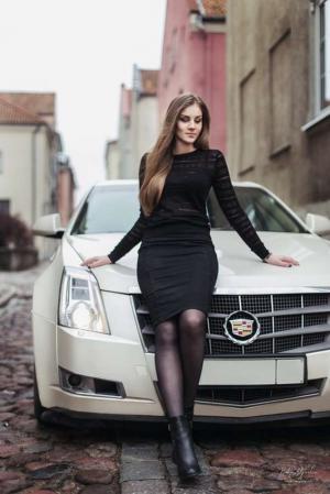 Милая девушка и ее Cadillac
