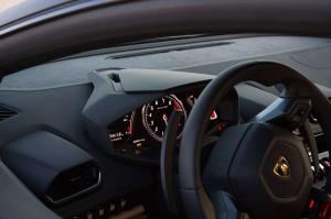 Что же ей делать с этой Lamborghini