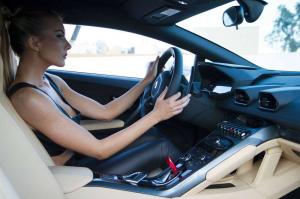 Что же ей делать с этой Lamborghini
