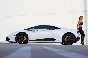 Что же ей делать с этой Lamborghini
