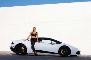 Что же ей делать с этой Lamborghini