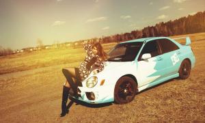 Ясный день: девушка позирует на фоне Subaru