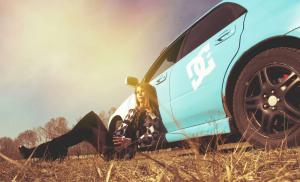 Ясный день: девушка позирует на фоне Subaru