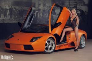 Сексуальная блондинка на фоне Lamborghini