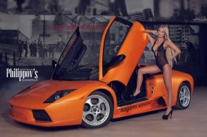 Сексуальная блондинка на фоне Lamborghini