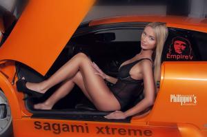 Сексуальная блондинка на фоне Lamborghini