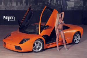 Сексуальная блондинка на фоне Lamborghini