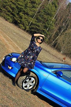 Очаровательная брюнетка выбралась в поле на своем полноприводном друге