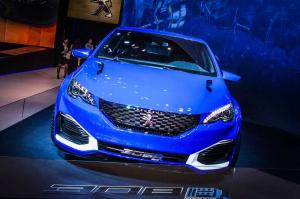 Новый гибридный Peugeot 308 R Hybrid: перегнать Германию