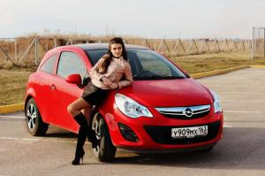Милая брюнетка на красном Opel
