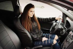Милая брюнетка на красном Opel