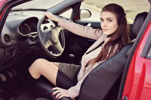 Милая брюнетка на красном Opel